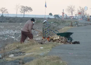Dalgalara aldırmadan sahilde gezindiler