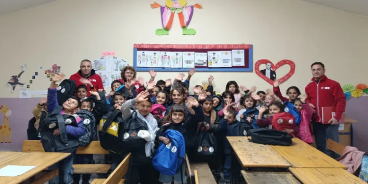 Kızılay Gönüllüleri’nden örnek bağış