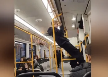 Metroda şaşkın bakışlar içinde barfiks çekti