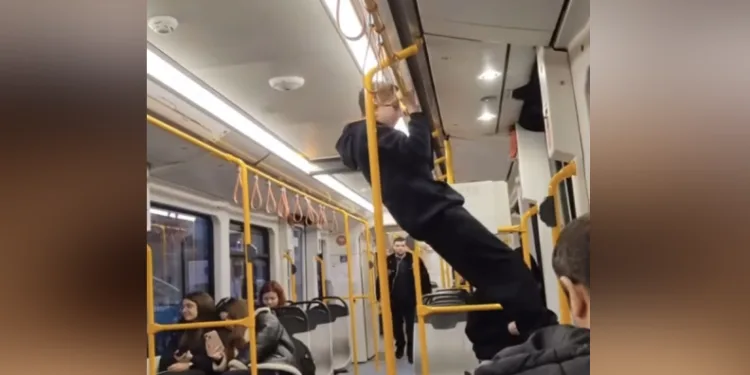 Metroda şaşkın bakışlar içinde barfiks çekti