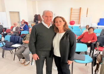 42 yıl sonra aynı üniversitede aynı sırayı paylaştılar