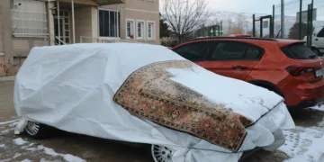 Araçlar soğuktan halı ve battaniyelerle korunuyor