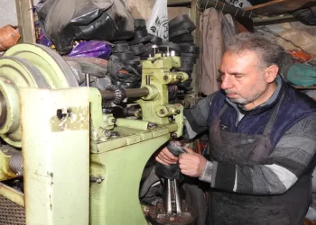 Vatandaşlar ayakkabı almak yerine tamir ettiriyor