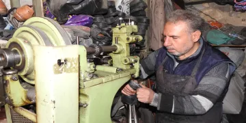 Vatandaşlar ayakkabı almak yerine tamir ettiriyor