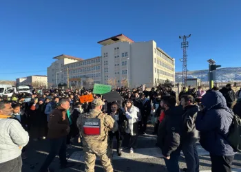 Van’da öğrenciler üst geçit için eylem yaptı