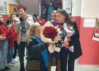 47 yıldır görev yaptığı okula öğrencilerinin alkışlarıyla veda etti
