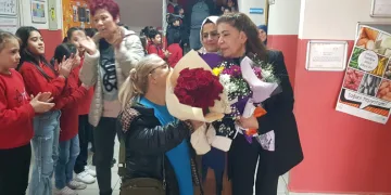 47 yıldır görev yaptığı okula öğrencilerinin alkışlarıyla veda etti