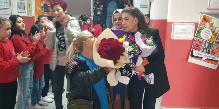 47 yıldır görev yaptığı okula öğrencilerinin alkışlarıyla veda etti