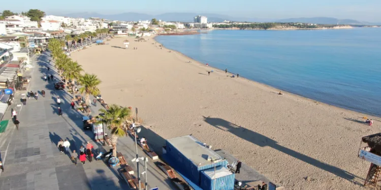 Didim’de Aralık güneşi Altınkum Sahili’ni canlandırdı