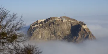 Sis altında işte Karahisar Kalesi