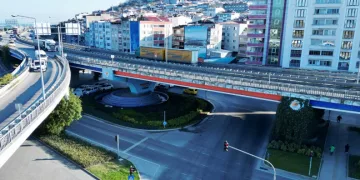 Canik Viyadüğü’ne kırmızı-beyaz sürpriz