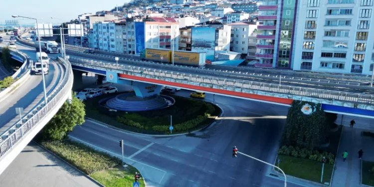 Canik Viyadüğü’ne kırmızı-beyaz sürpriz