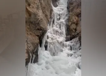 Hakkari’nin saklı cenneti kar ve buzla kaplandı