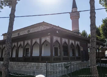 Çivi kullanılmadan inşa edilen 942 yıllık cami