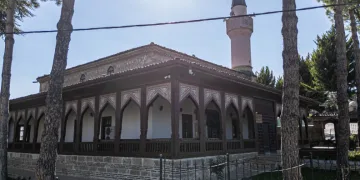 Çivi kullanılmadan inşa edilen 942 yıllık cami