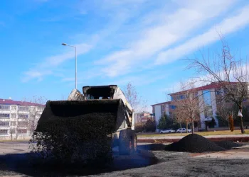 Elazığ Belediyesi ekipleri, kentin dört bir yanında yoğun mesaisini sürdürüyor