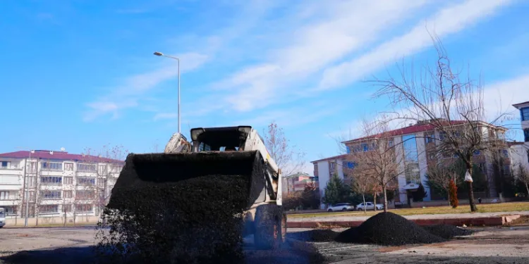 Elazığ Belediyesi ekipleri, kentin dört bir yanında yoğun mesaisini sürdürüyor