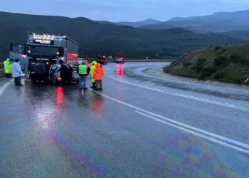Bursa’da tır ile otomobil kafa kafaya çarpıştı