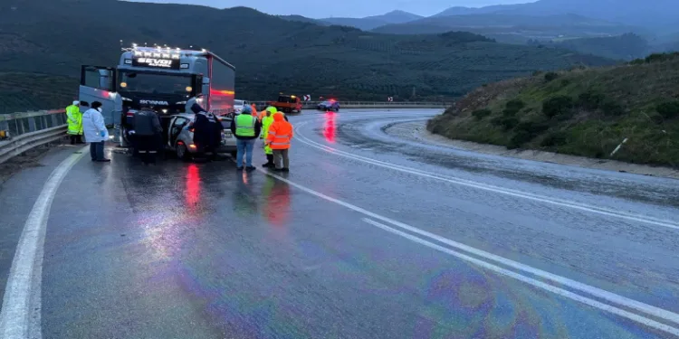Bursa’da tır ile otomobil kafa kafaya çarpıştı