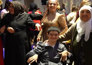İlk kez doğum günü kutlayan engelli genç
