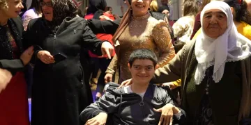 İlk kez doğum günü kutlayan engelli genç