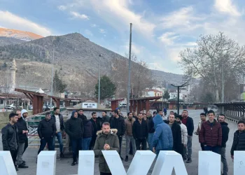Madencilik işçilerinden ‘maaş’ eylemi