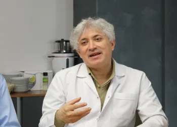 Dünyaca ünlü profesöre yapay zeka ile ürün tanıttırdılar