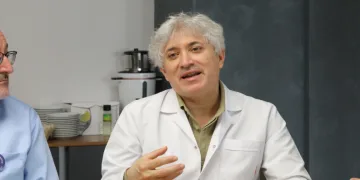 Dünyaca ünlü profesöre yapay zeka ile ürün tanıttırdılar