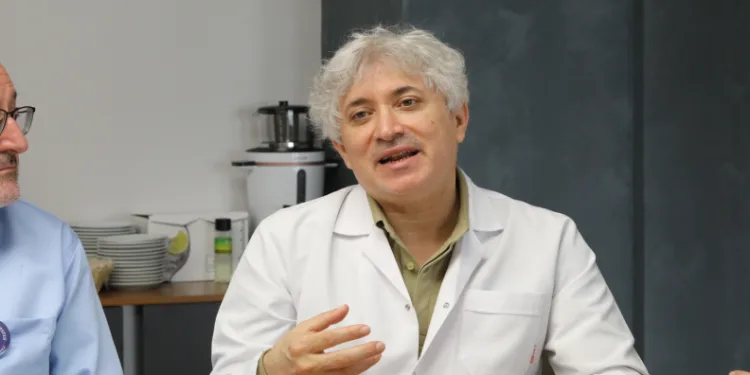 Dünyaca ünlü profesöre yapay zeka ile ürün tanıttırdılar