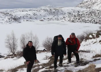 Buz Tutan Pırdanos Gölü büyülüyor