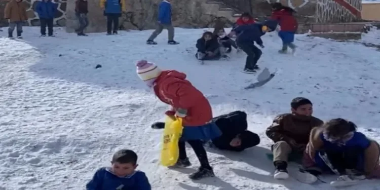 Naylon poşet ile kayak keyfi