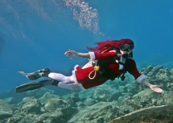 Fethiye’de dalgıç deniz altında Noel’i kutladı