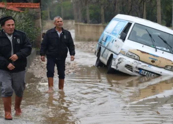 Dere yatağında mahsur kalan iki araç belediye ekipleri tarafından kurtarıldı