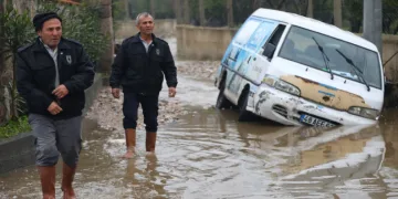 Dere yatağında mahsur kalan iki araç belediye ekipleri tarafından kurtarıldı