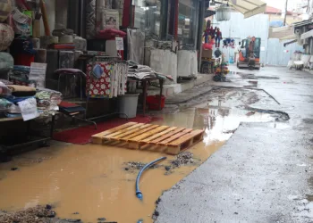 Tarihi çarşıdaki su ve çamura ‘halı ve perdeli’ çözüm