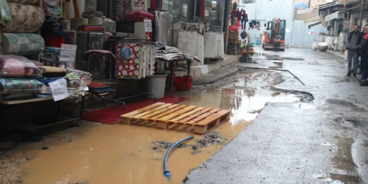 Tarihi çarşıdaki su ve çamura ‘halı ve perdeli’ çözüm