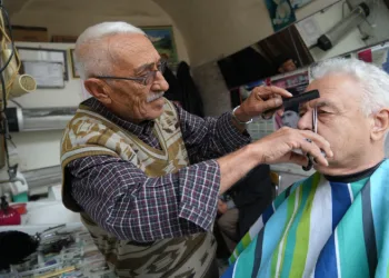 Teknolojiye aldırış etmeyen berber
