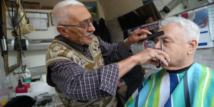 Teknolojiye aldırış etmeyen berber