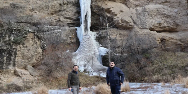 Erzurum’da şelaleler buz tuttu