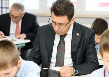 Vali Aygöl, öğrencilerle kitap okudu