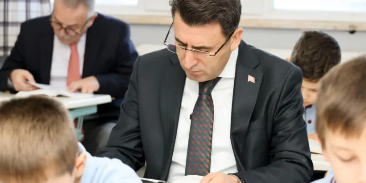 Vali Aygöl, öğrencilerle kitap okudu