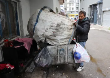 Hurda ve plastik toplayarak geçiniyorlar
