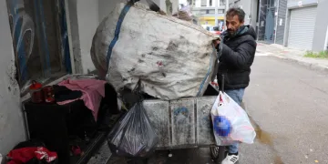 Hurda ve plastik toplayarak geçiniyorlar