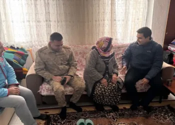 Kaymakam, yeni evine kavuşan teyzeyle bir arada