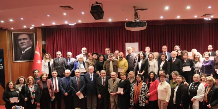 Eskişehir Sanat Derneği’nden Başkan Dökmeci’ye ödül