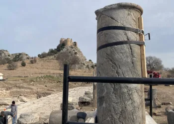 Yıkılan sütunlar yeniden ayağa kaldırılıyor