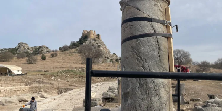 Yıkılan sütunlar yeniden ayağa kaldırılıyor
