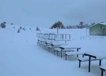 Burdur il merkezinde mevsimin ilk karı etkili oldu