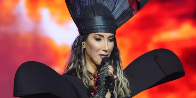 Ali Koç Hande Yener’le şarkı söyledi