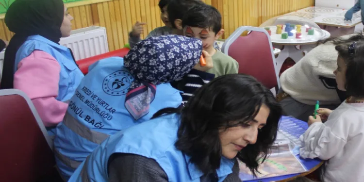 Üniversiteli gençler miniklerle buluştu